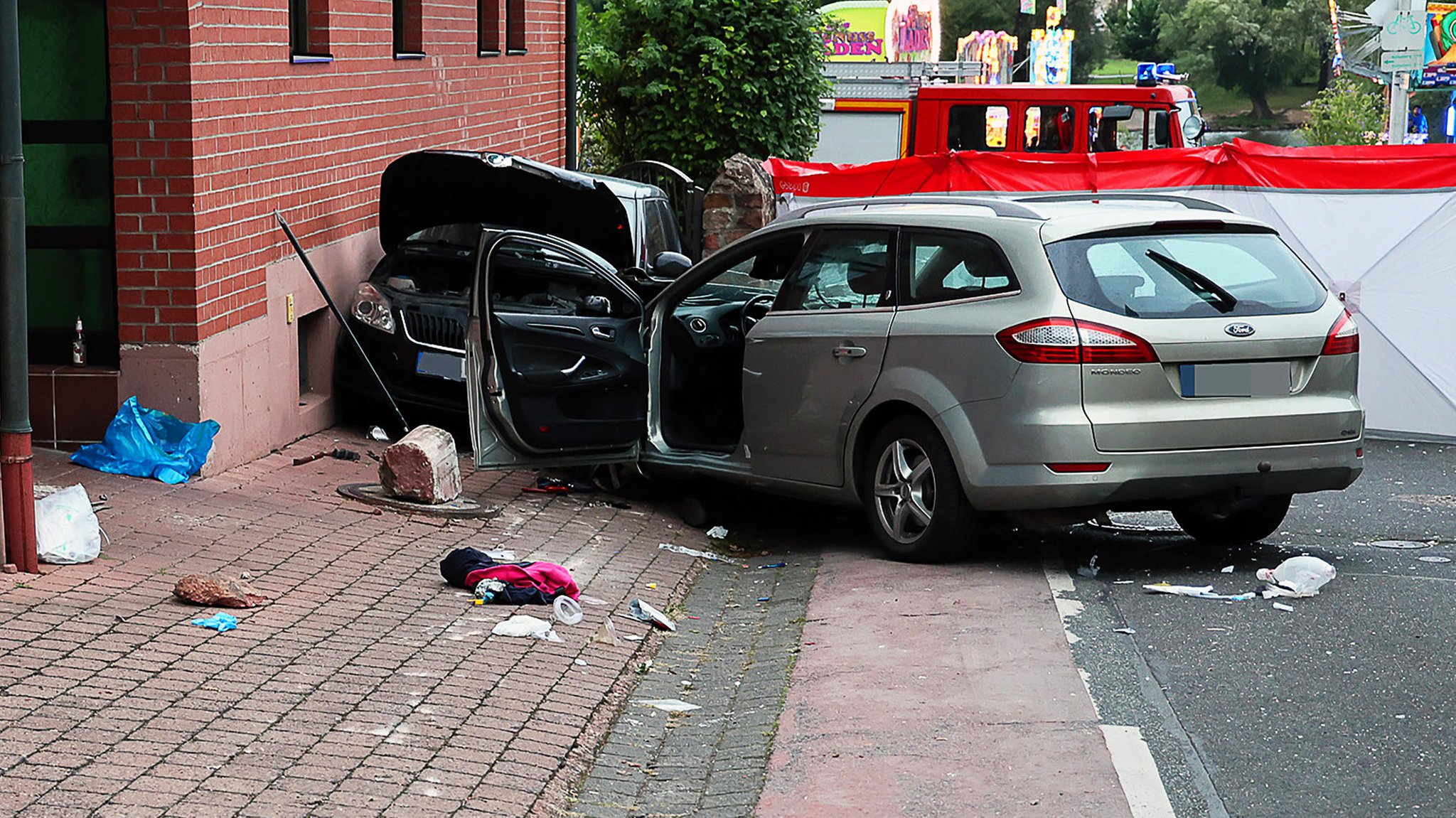 Offenbar vorsätzlich ist in Unterfranken ein Mann mit seinem Auto in eine Menschengruppe gefahren. 