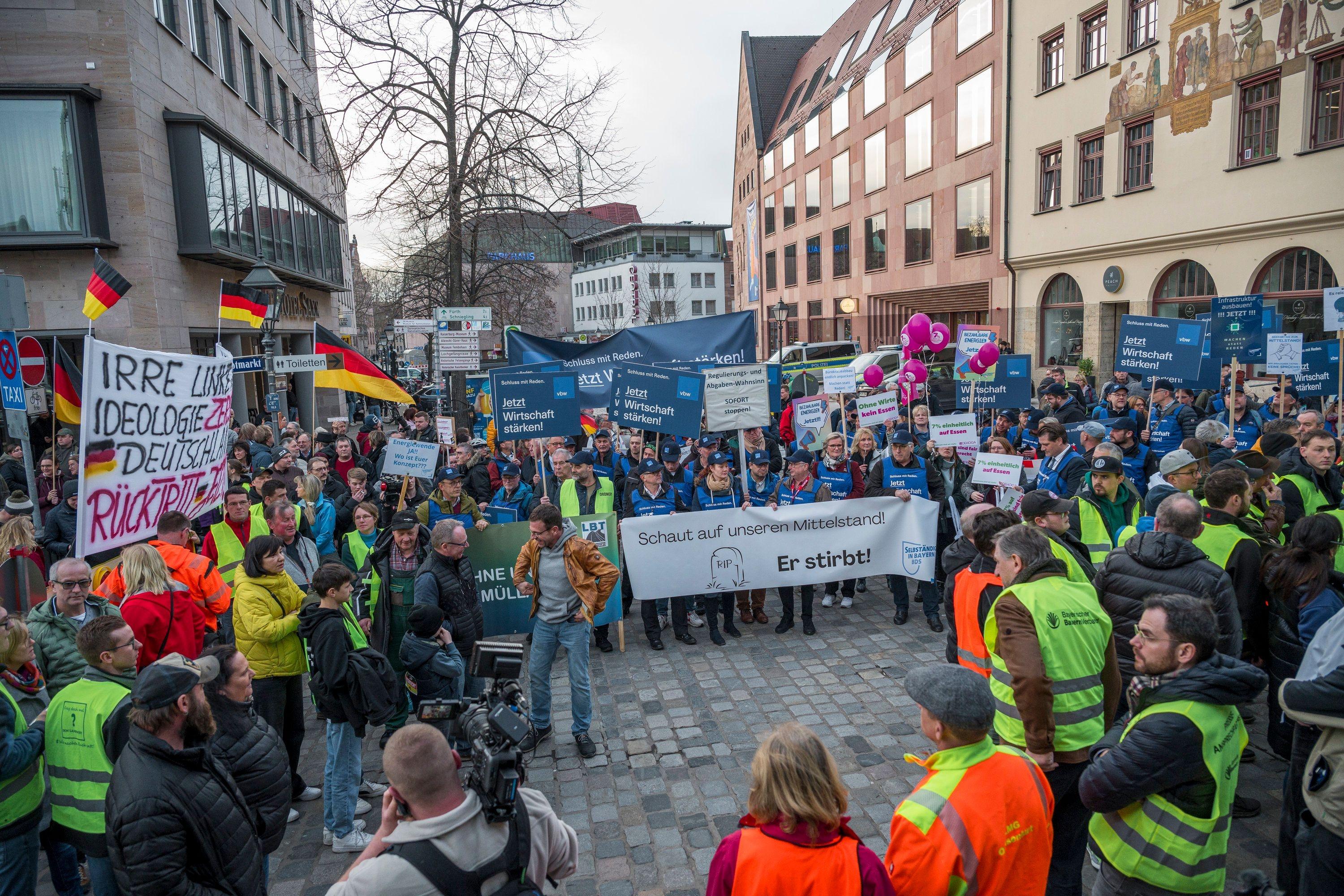 Demonstrierende Landwirte versammeln sich vor dem Gebäude der IHK in Nürnberg anlässlich des Bürgerdialogs mit Bundeswirtschaftsminister Robert Habeck (Grüne).