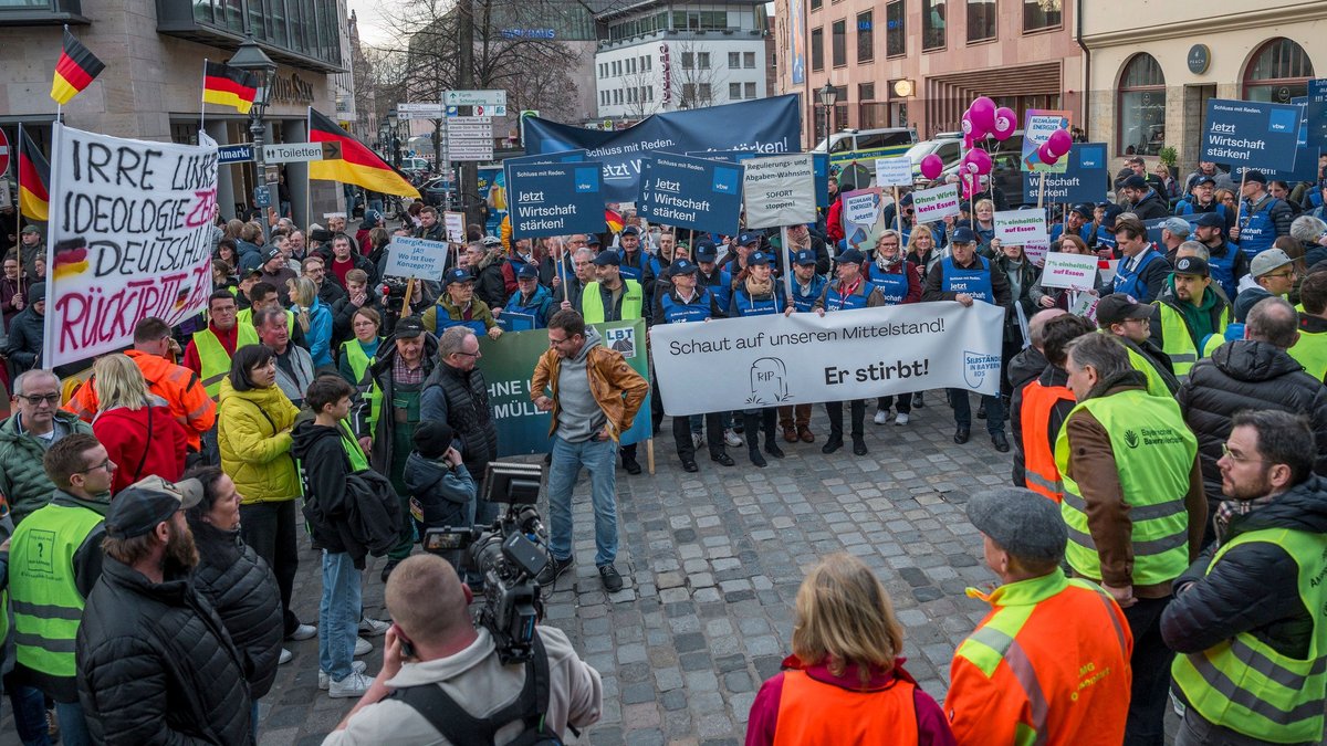 Pfiffe und "Buh"-Rufe: Proteste gegen Habeck-Besuch in Nürnberg