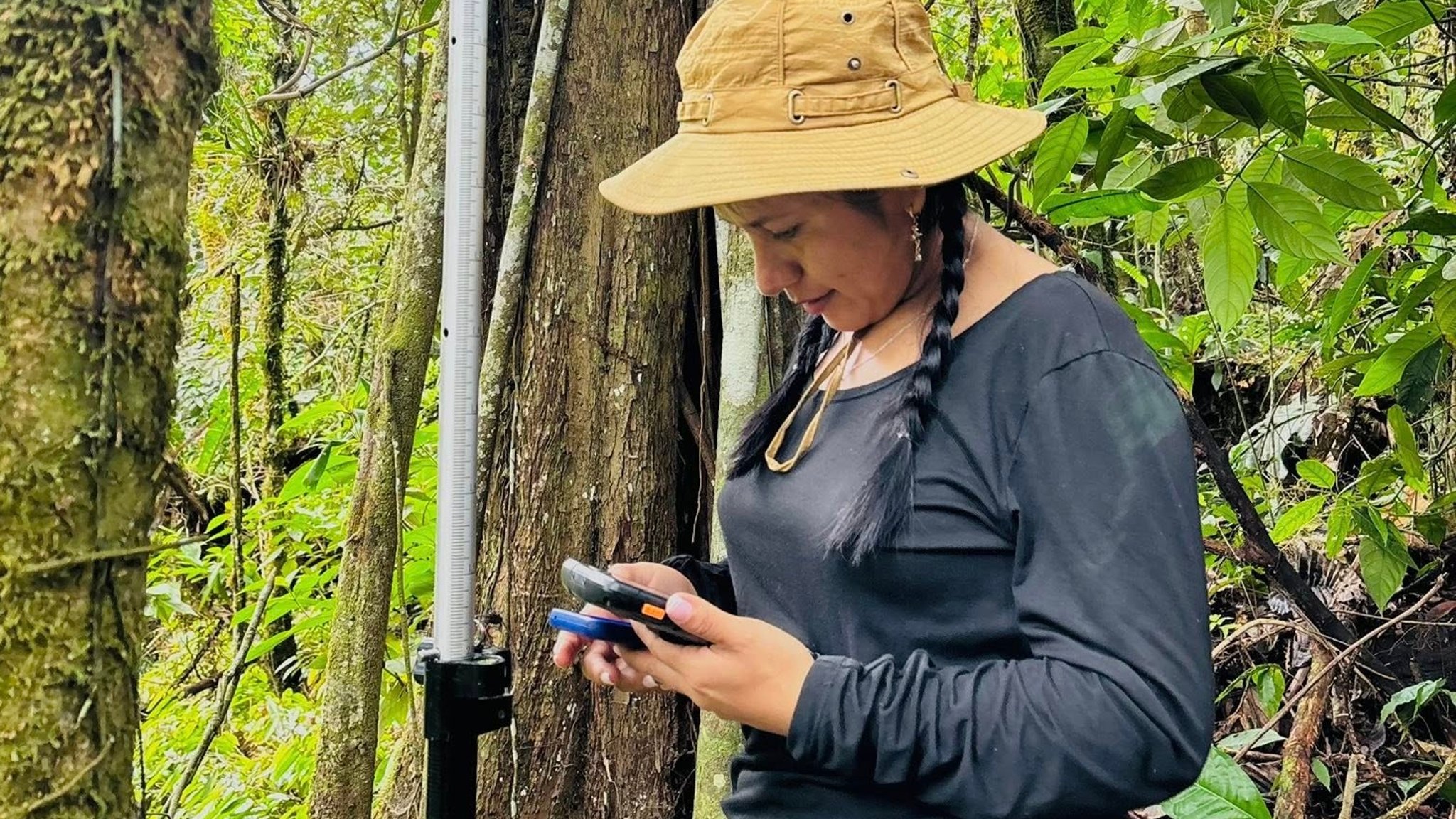Karina Chumpi arbeitet als Umweltwächterin im Regenwald Ecuadors. | Bild: Anna Meiser, Ludwig-Maximilians-Universität München Karina Chumpi arbeitet als Umweltwächterin im Regenwald Ecuadors.