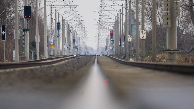 Kaum fahren die Züge in Bayern wieder, stehen nun die Räder wieder still: Die Lokführer-Gewerkschaft ruft zum Warnstreik auf.