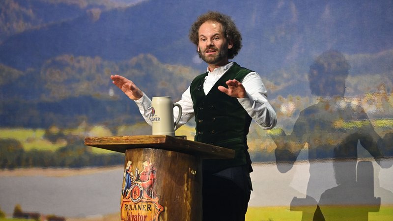 Fastenredner Maximilian Schafroth am 12.03.25 bei der Probe auf dem Nockherberg | Bild: pa/SVEN SIMON/Frank Hoermann Fastenredner Maximilian Schafroth am 12.03.25 bei der Probe auf dem Nockherberg