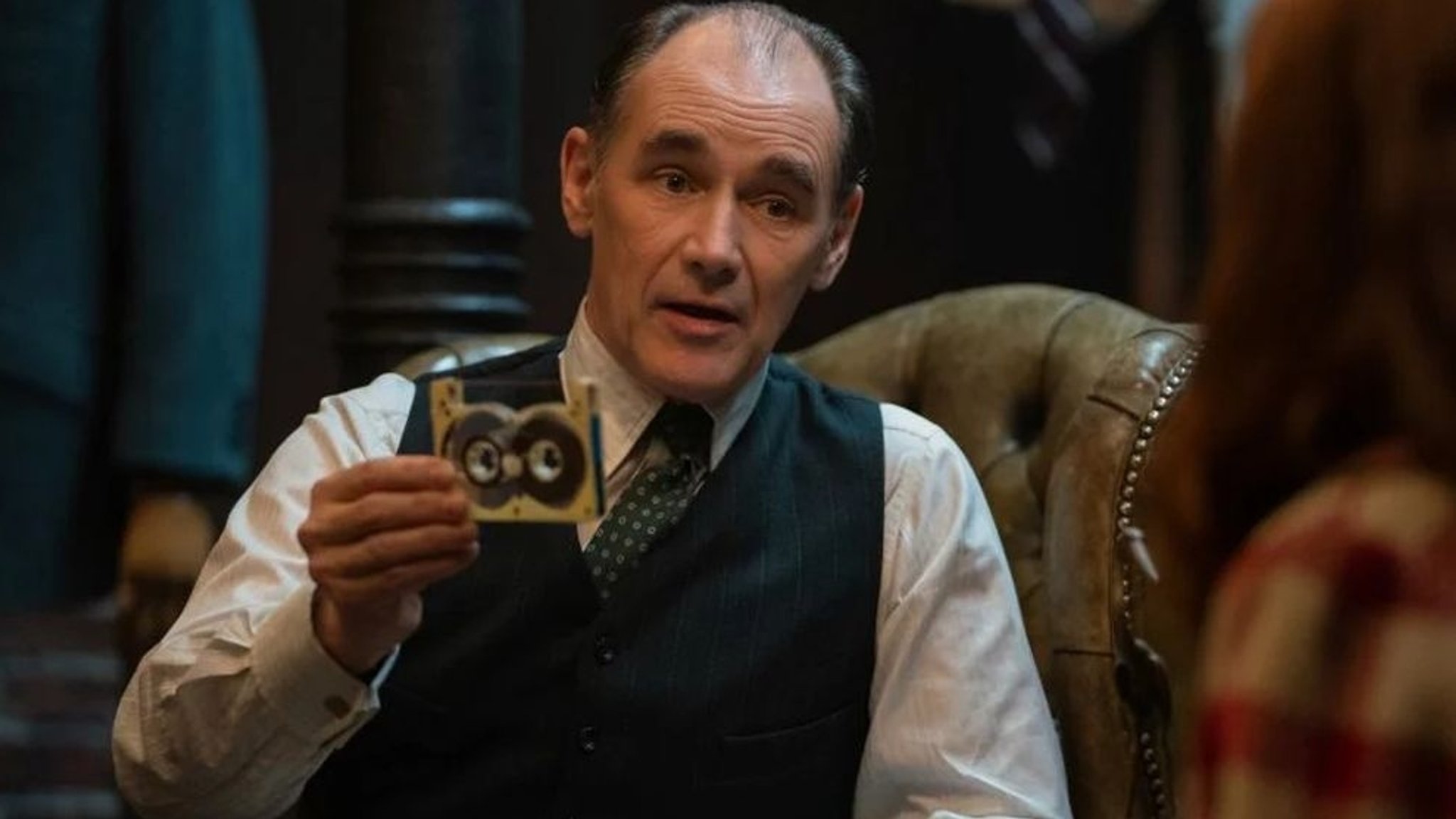 Schneidert der Chicagoer Mafia ihre Maß-Anzüge: Mark Rylance als "Cutter" in "The Outfit" von Graham Moore (Filmszene).