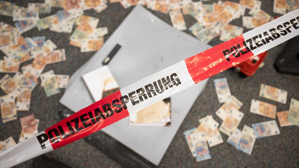 Musterbanknoten liegen während einer Pressekonferenz zum Kampf gegen Geldautomatensprengungen in einem Landeskriminalamt vor einem Geldautomaten, der zu Testzwecken durch das LKA gesprengt wurde.