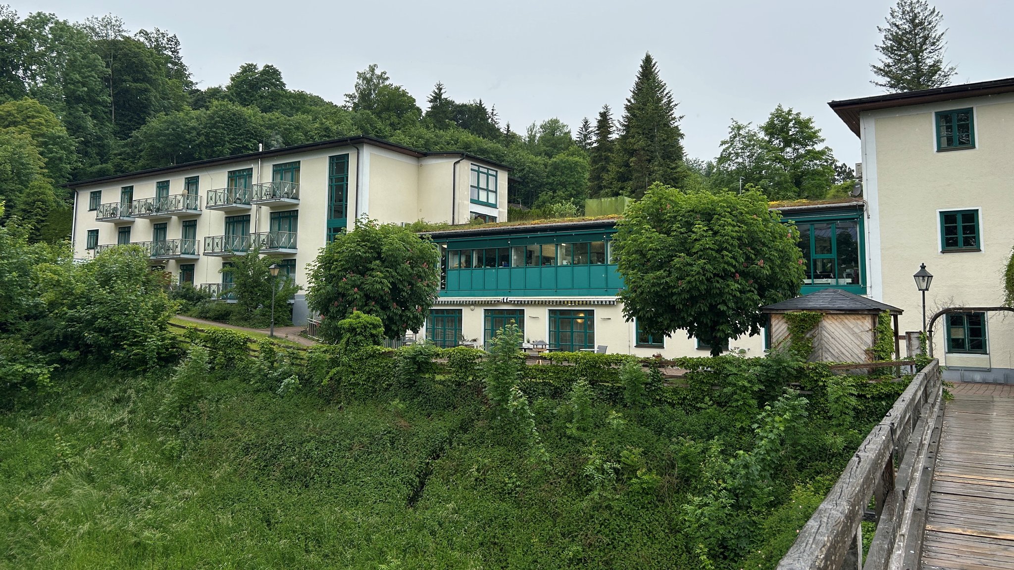 Das Pflege- und Therapiezentrum in Tittmoning von einer Brücke aus gesehen. | Bild: Ferdinand Spes / BR Das Pflege- und Therapiezentrum in Tittmoning von einer Brücke aus gesehen.