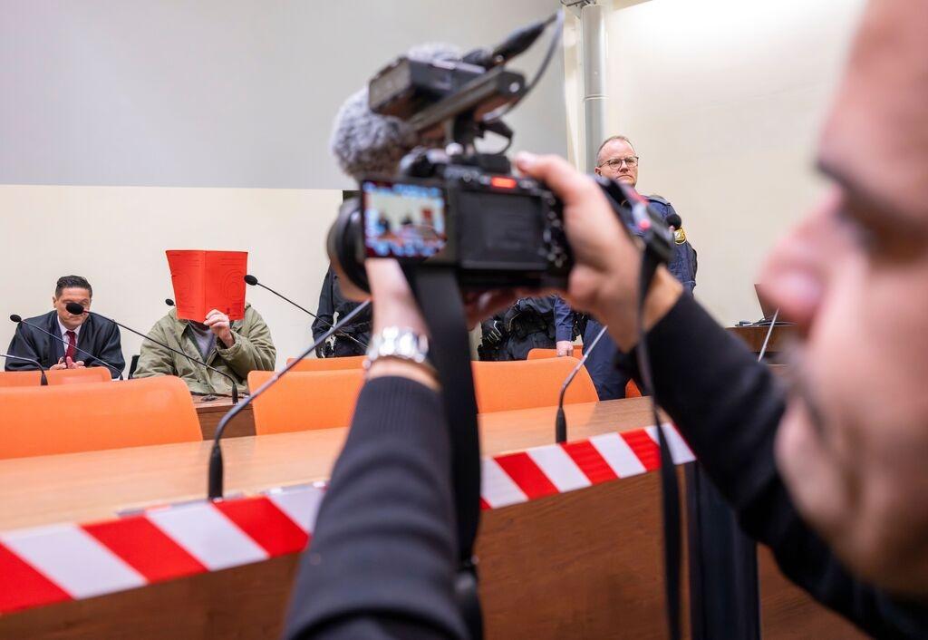 16.01.2026, Bayern, München: Der Angeklagte Farhad N. sitzt zu Prozessbeginn im Prozesssaal neben seinem Anwalt Ömer Sahinci. Farhad N. ist nach einem Auto-Anschlag am 13. Februar 2025 auf eine Demonstration in München des zweifachen Mordes angeklagt. Foto: Peter Kneffel/dpa +++ dpa-Bildfunk +++