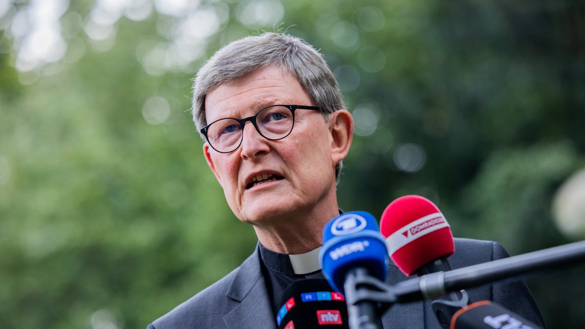 Kardinal Rainer Maria Woelki, Erzbischof von Köln, gibt im Garten des Erzbischöflichen Haus ein Statement ab.