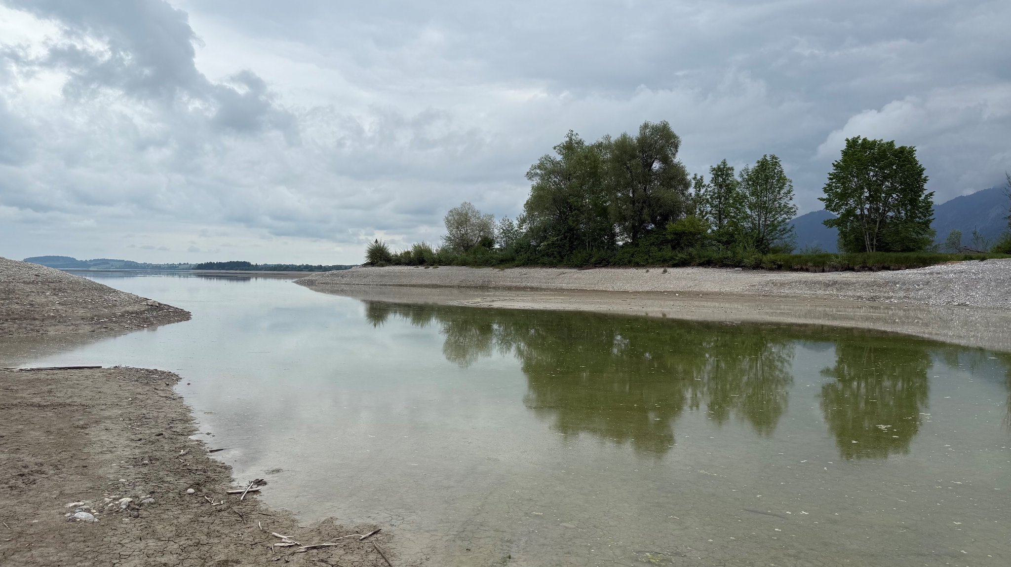 Deutschlands größter Stausee, der Forggensee, hat wegen der Trockenheit sein Stauziel noch nicht erreicht, um eine Schifffahrt zu ermöglichen. 
