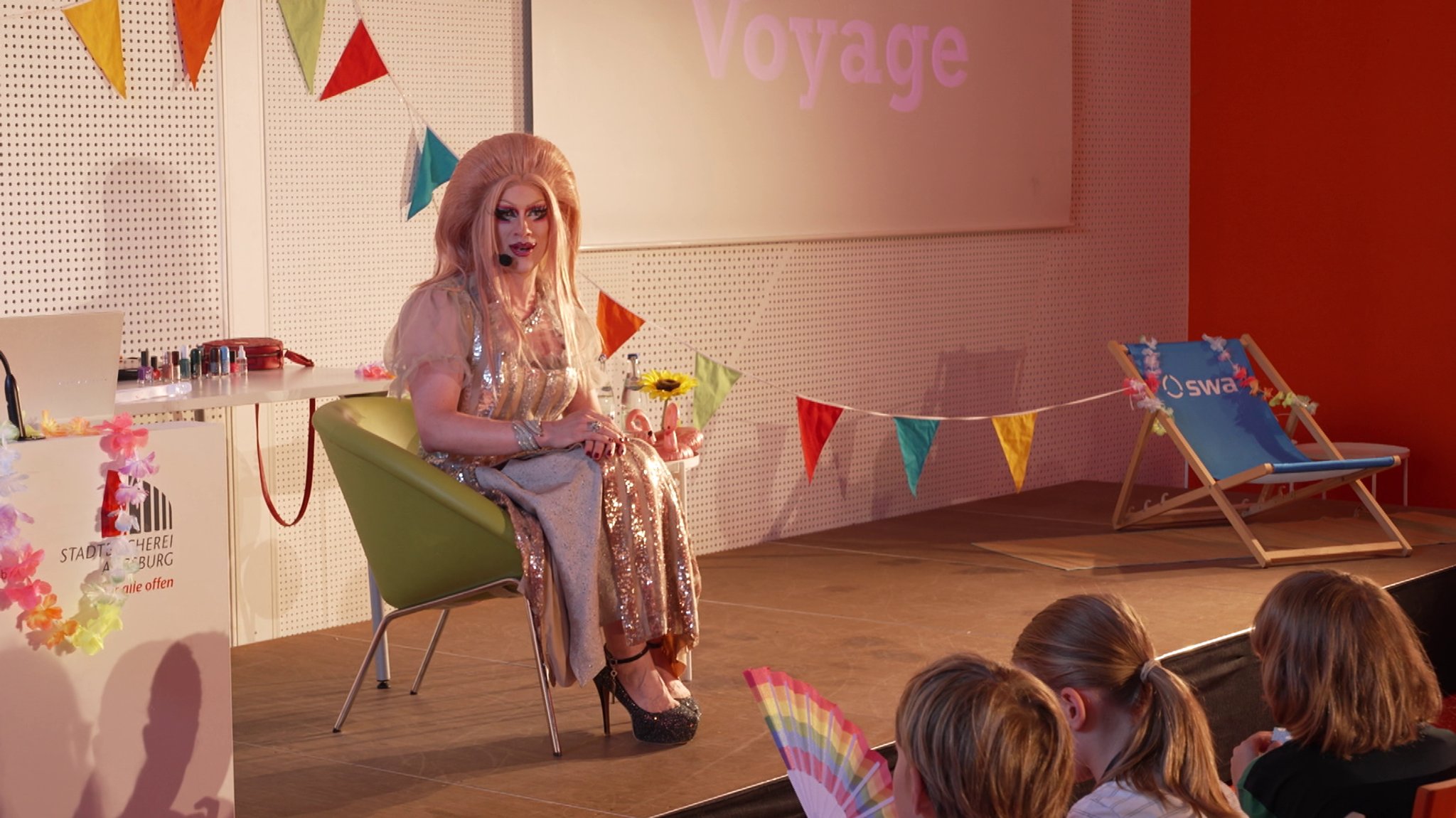 "Vicky Voyage" bei der Lesung in der Stadtbücherei Augsburg. | Bild: BR/ Johannes Hofelich "Vicky Voyage" bei der Lesung in der Stadtbücherei Augsburg.