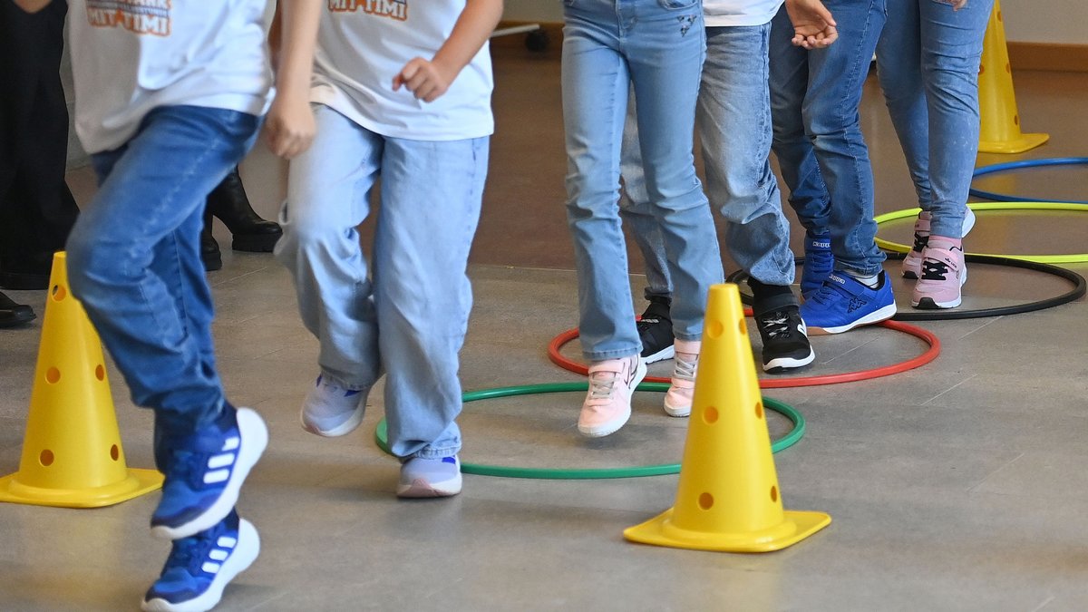 Kinder beim Schulsport | Bild: picture alliance / SvenSimon | Frank Hoermann/SVEN SIMON Kinder beim Schulsport