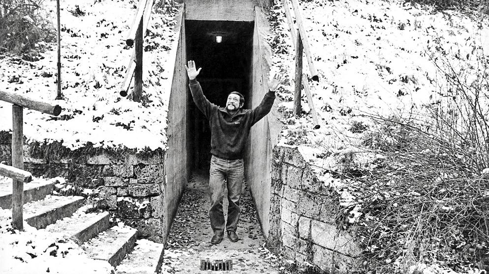 Endlich wieder draußen! Nach einem vier Tage andauernden Test im Andechser Bunker - ohne Beschäftigung, ohne vorgegebenen Hell-Dunkel-Rhythmus - ist die Testperson froh wieder das Tageslicht zu sehen.