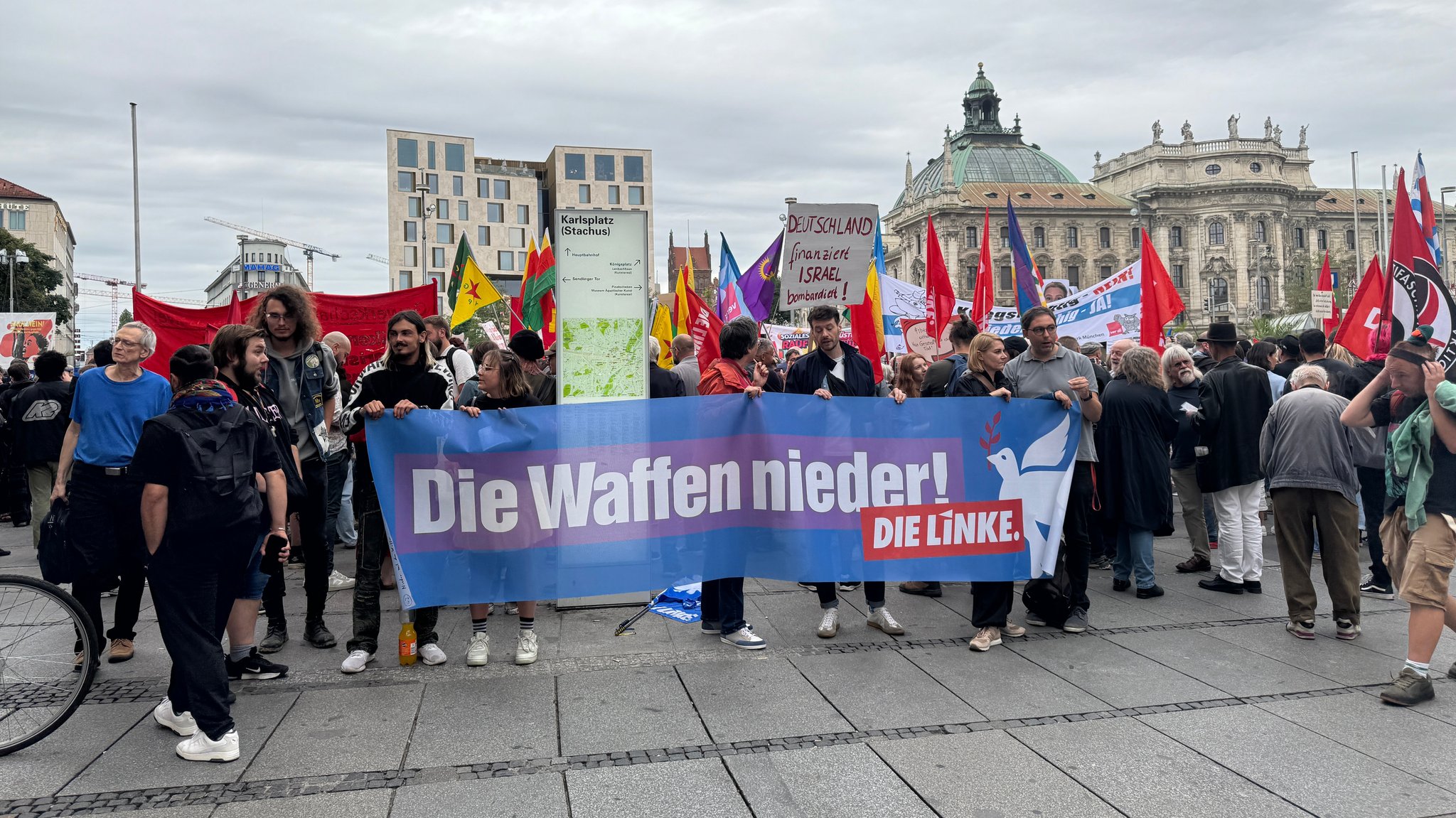 Hunderte Menschen protestierten in München gegen die zunehmende Aufrüstung in der Welt. | Bild: BR/Laura Goudkamp Hunderte Menschen protestierten in München gegen die zunehmende Aufrüstung in der Welt.