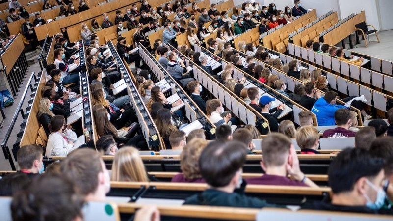 Studierende sitzen in einem Hörsaal. Bildungsforscher kritisieren Hochschul-Rankings als nicht aussagekräftig. | Bild: dpa-Bildfunk/Sina Schuldt Studierende sitzen in einem Hörsaal. Bildungsforscher kritisieren Hochschul-Rankings als nicht aussagekräftig.