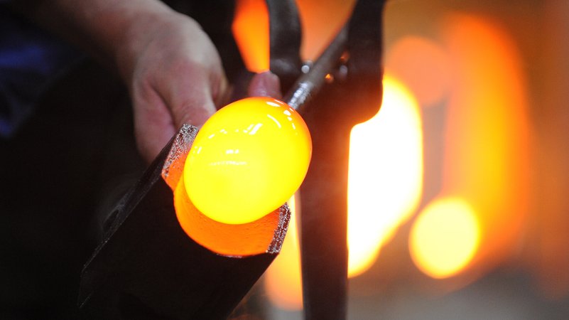 Glasherstellung in Zwiesel im Bayerischen Wald | Bild: picture-alliance/ dpa | Armin Weigel Glasherstellung in Zwiesel im Bayerischen Wald
