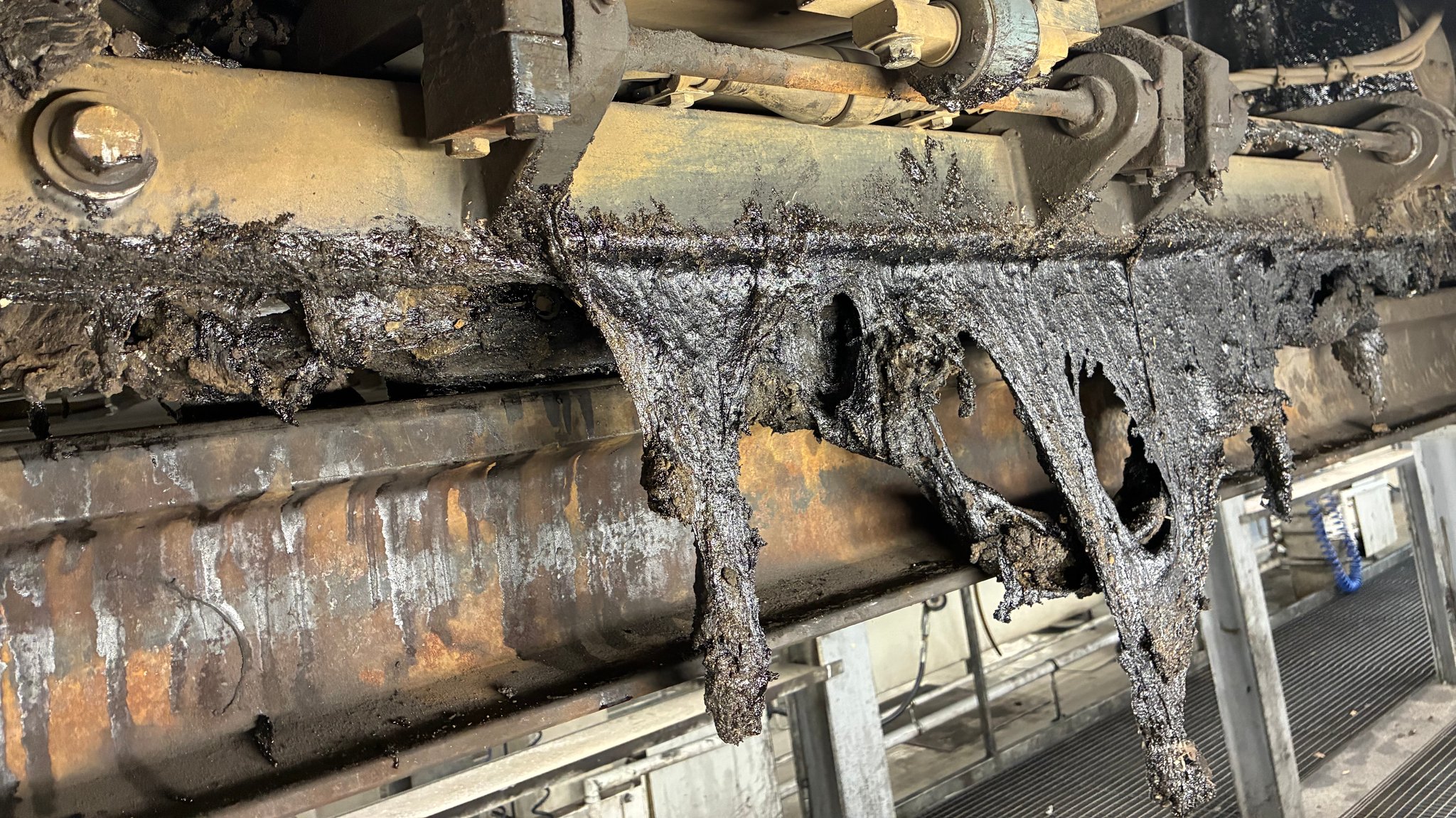 Die durch Bitumen verschmutzten Gleise in Nürnberg müssen nun von Hand abgekratzt werden. | Bild: VAG Nürnberg Die durch Bitumen verschmutzten Gleise in Nürnberg müssen nun von Hand abgekratzt werden.