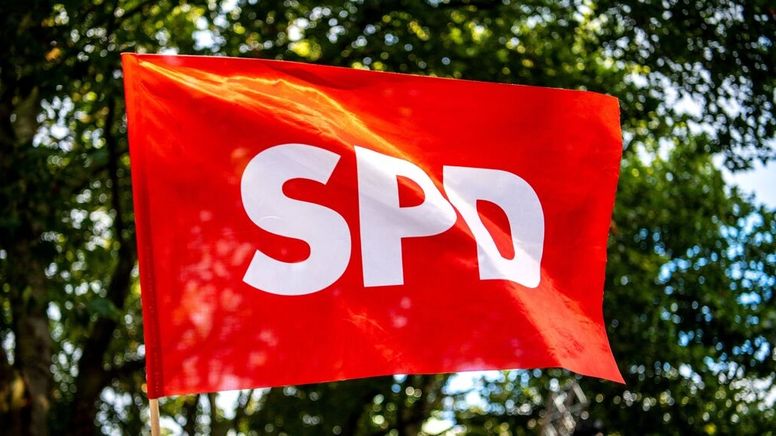 Eine SPD-Fahne weht vor grünen Bäumen (Symbolbild) | Bild:dpa-Bildfunk/Sina Schuldt