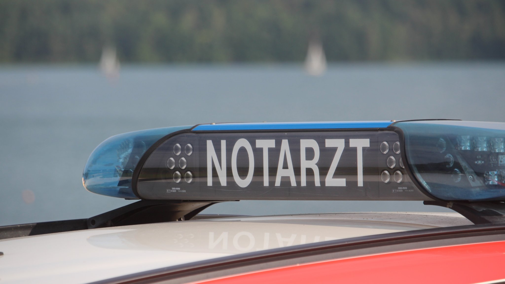 Ein Krankenwagen steht am Steinberger See in der Oberpfalz. | Bild: BR/Marcel Kehrer Ein Krankenwagen steht am Steinberger See in der Oberpfalz.