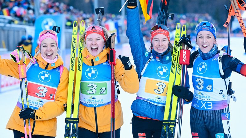 Biathlon-Frauenstaffel in Ruhpolding (v.l.) Stefanie Scherer, Selina Grotian, Sophia Schneider, Franziska Preuß | Bild: picture-alliance/dpa Biathlon-Frauenstaffel in Ruhpolding (v.l.) Stefanie Scherer, Selina Grotian, Sophia Schneider, Franziska Preuß
