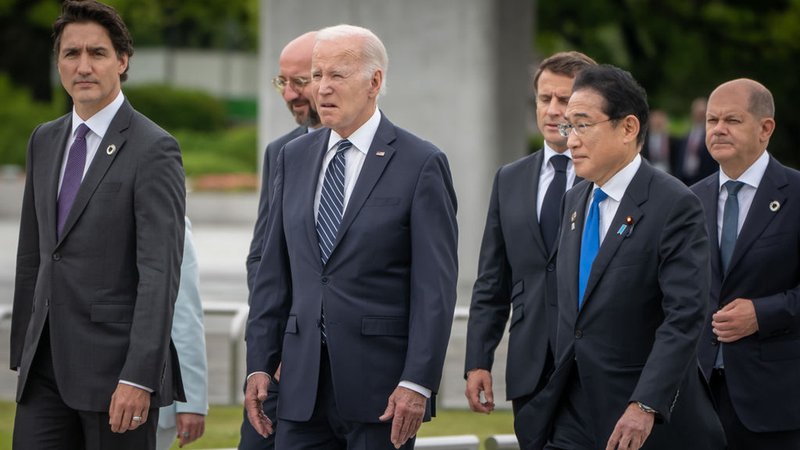 19.05.2023, Japan, Hiroshima: Justin Trudeau (l-r), Premierminister von Kanada, Charles Michel, EU- Ratspräsident, US-Präsident Joe Biden, Emmanuel Macron, Präsident von Frankreich, Fumio Kishida, Premierminister von Japan, und Bundeskanzler Olaf Scholz (SPD), gehen beim G7-Gipfel. Die Regierungschefs der G7 Staaten treffen sich im japanischen Hiroshima zu ihren jährlichen Beratungen. Foto: Michael Kappeler/dpa +++ dpa-Bildfunk +++