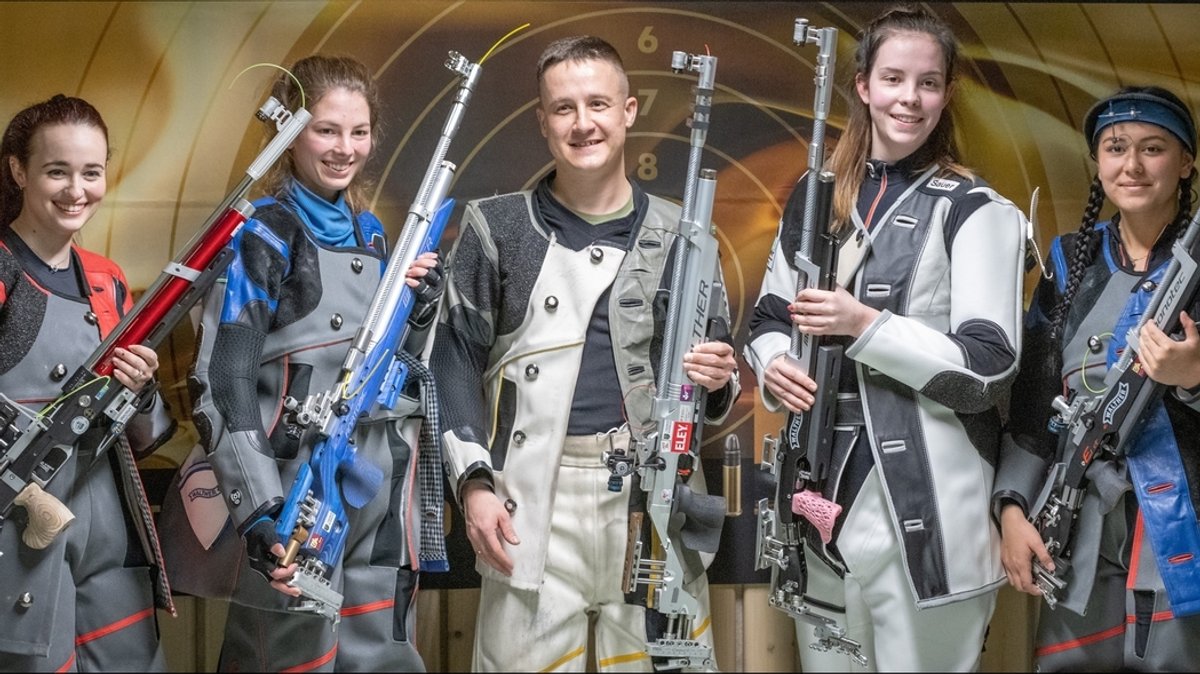 Beim SV Pfeil Vöhringen: In der Mitte Oleh Tsarkov, links daneben Josephine Glogger-Höhnle, rechts daneben Hannah Steffen. Alle haben Luftgewehre in der Hand