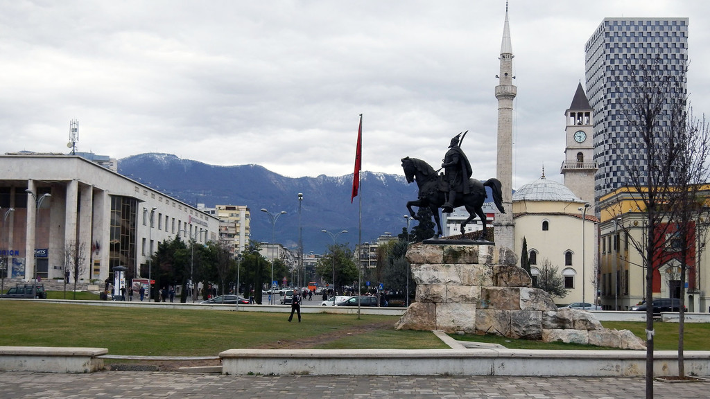 ALBANIEN - Hauptstadt: Tirana Einwohner: 2.800.138 (2011) Amtssprachen: Albanisch Währung: Albanischer Lek (ALL)