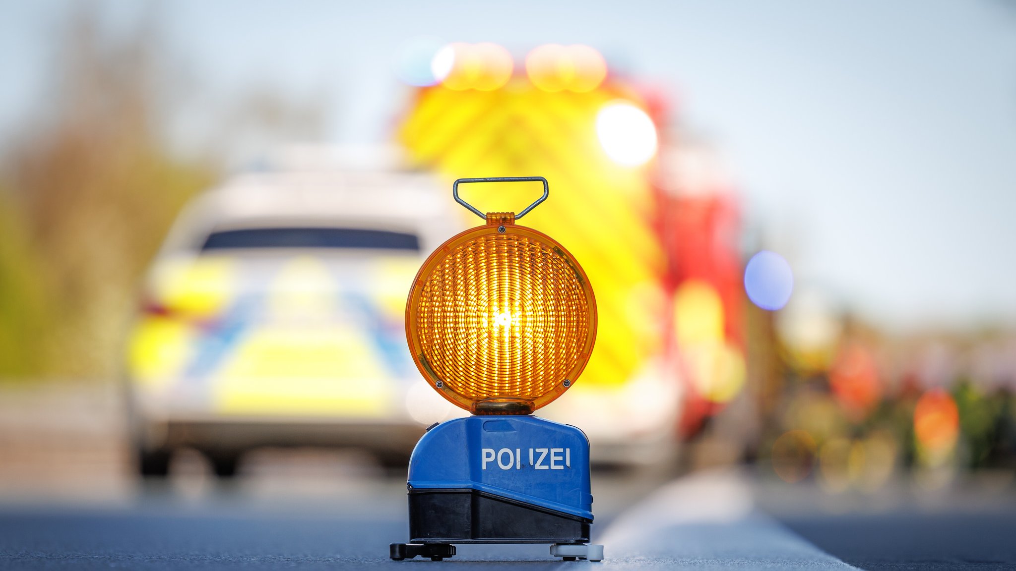 Symbolbild: Polizeiabsperrung auf einer Autobahn | Bild: picture alliance/dpa | Friso Gentsch Symbolbild: Polizeiabsperrung auf einer Autobahn