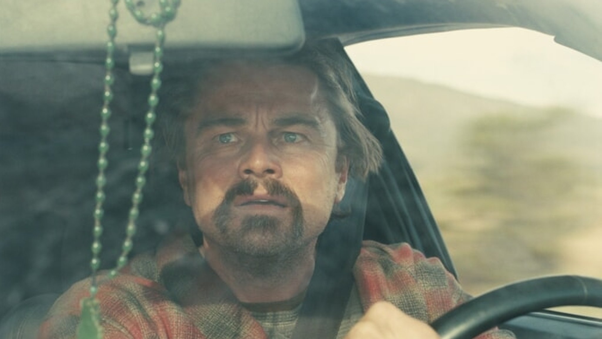 Leonardo DiCaprio im neuen Film "One Battle After Another". | Bild: © 2025 Warner Bros Leonardo DiCaprio im neuen Film "One Battle After Another".