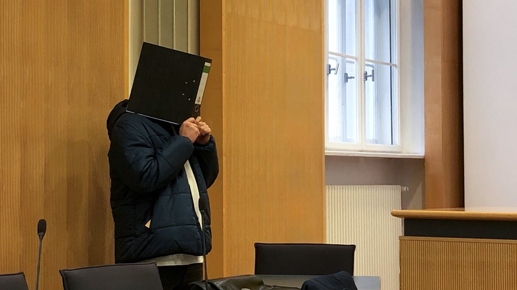 Ein 37 Jahre alter Mann muss sich vor dem Landgericht Regensburg wegen der Tötung seiner Lebensgefährtin verantworten. Ihm wird Mord vorgeworfen.