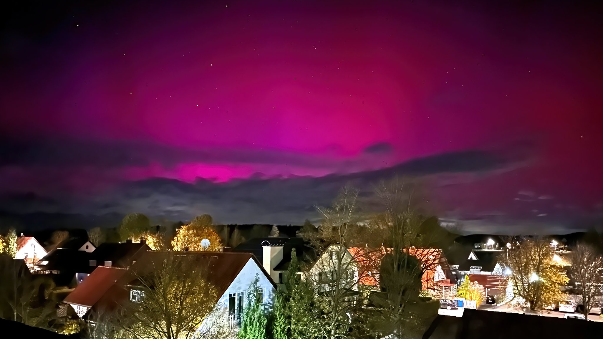 "Sehr seltene Brillanz": Starkes Polarlicht über Bayern