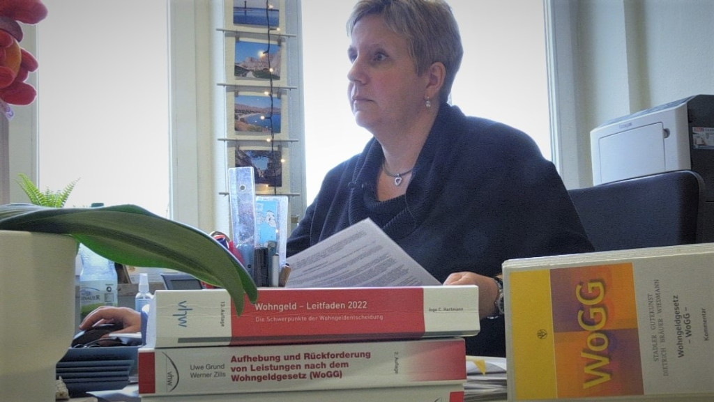 Katja Rittsteiger, Leiterin der Wohngeldstelle in Würzburg, an ihrem Schreibtisch.