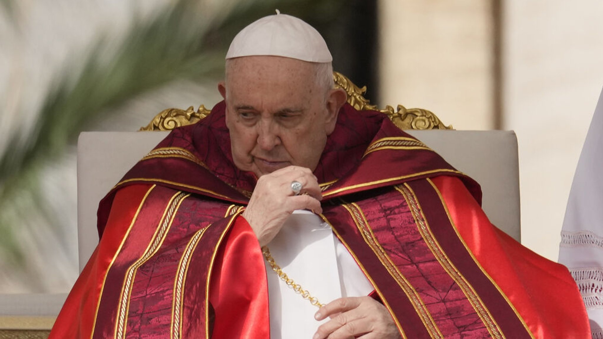 02.04.2023, Vatikan, Vatikanstadt: Papst Franziskus zelebriert die Palmsonntagsmesse auf dem Petersplatz, einen Tag nachdem er aus dem Krankenhaus in Rom entlassen wurde, wo er wegen einer Bronchitis behandelt wurde. Der Palmsonntag ist der sechste und letzte Sonntag der christlichen Fastenzeit und der Beginn der Karwoche. Foto: Andrew Medichini/AP +++ dpa-Bildfunk +++