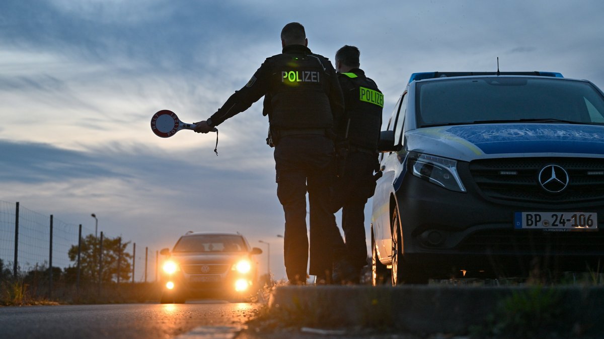 Symbolbild: Beamte der Bundespolizei kontrollieren ein Fahrzeug beim Grenzübertritt nach Deutschland.
