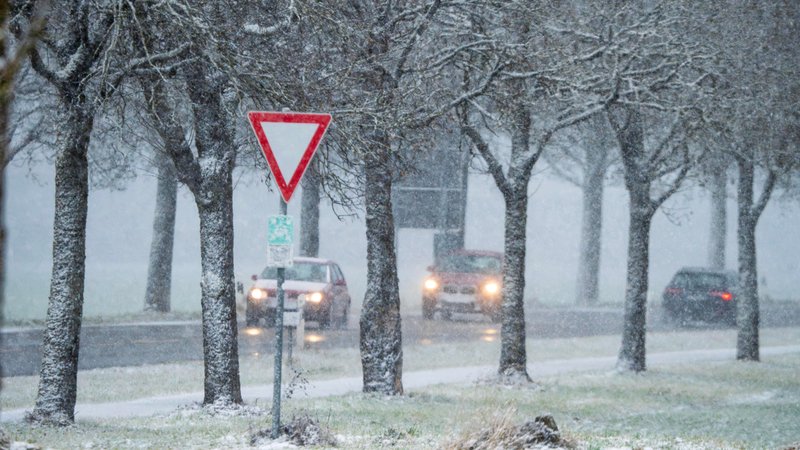 20.12.2024: Schneetreiben auf der Landstraße bei Sauerlach | Bild: picture alliance / Wolfgang Maria Weber | R7172 20.12.2024: Schneetreiben auf der Landstraße bei Sauerlach