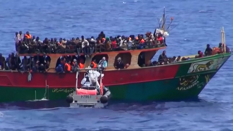 Überfülltes Flüchtlingsschiff: Seenotretter im Einsatz