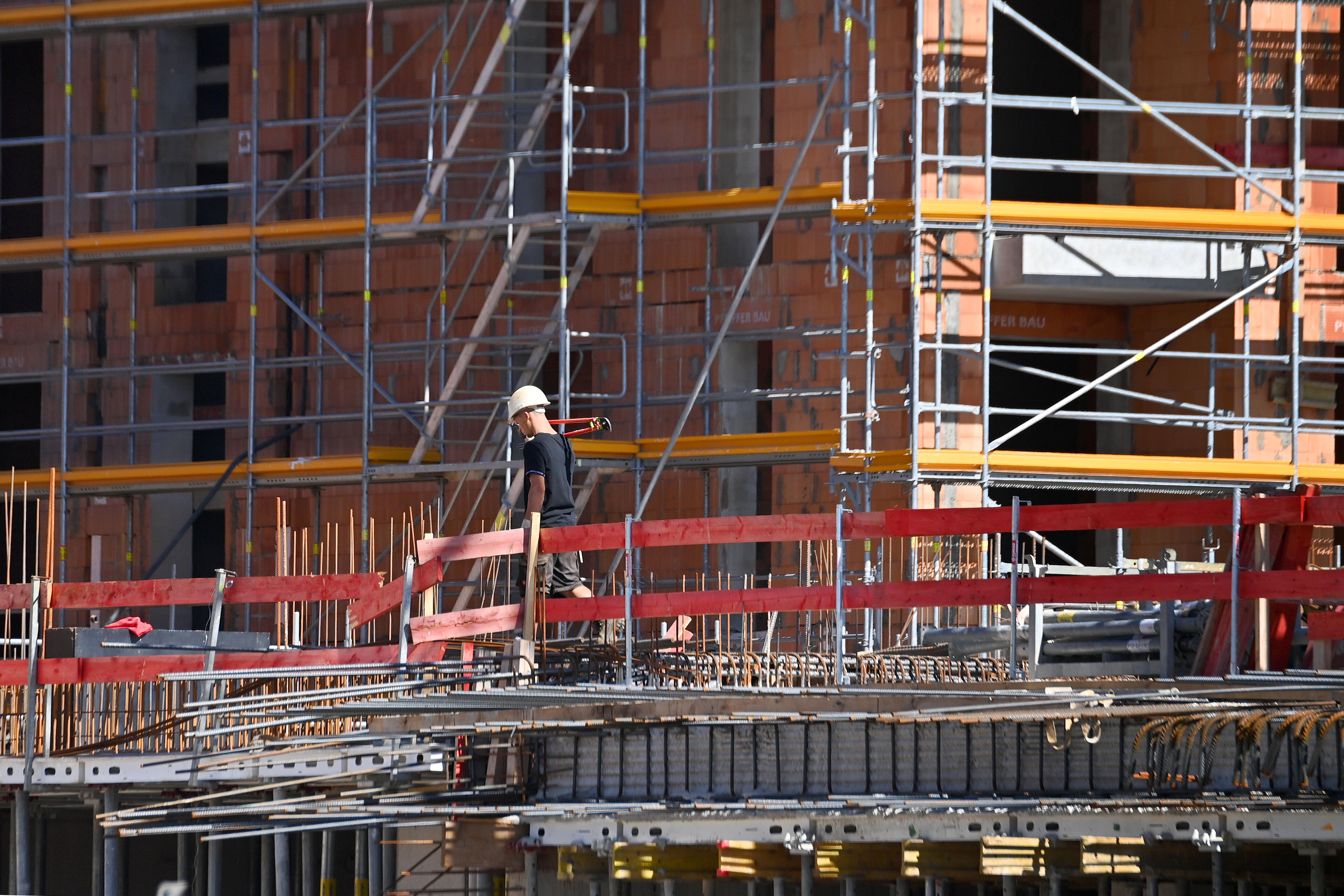 Bauarbeiter auf einer Großbaustelle in München.