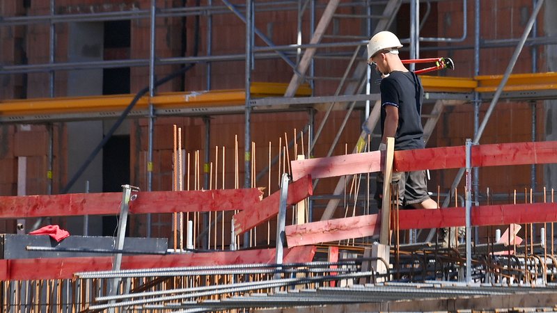 Bauarbeiter auf einer Großbaustelle in München. | Bild: picture alliance / SvenSimon | Frank Hoermann/SVEN SIMON Bauarbeiter auf einer Großbaustelle in München.