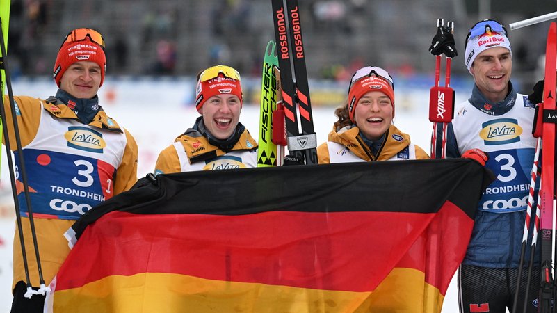 Silber für die Nordischen Kombinierer | Bild: dpa-Bildfunk/Hendrik Schmidt Silber für die Nordischen Kombinierer