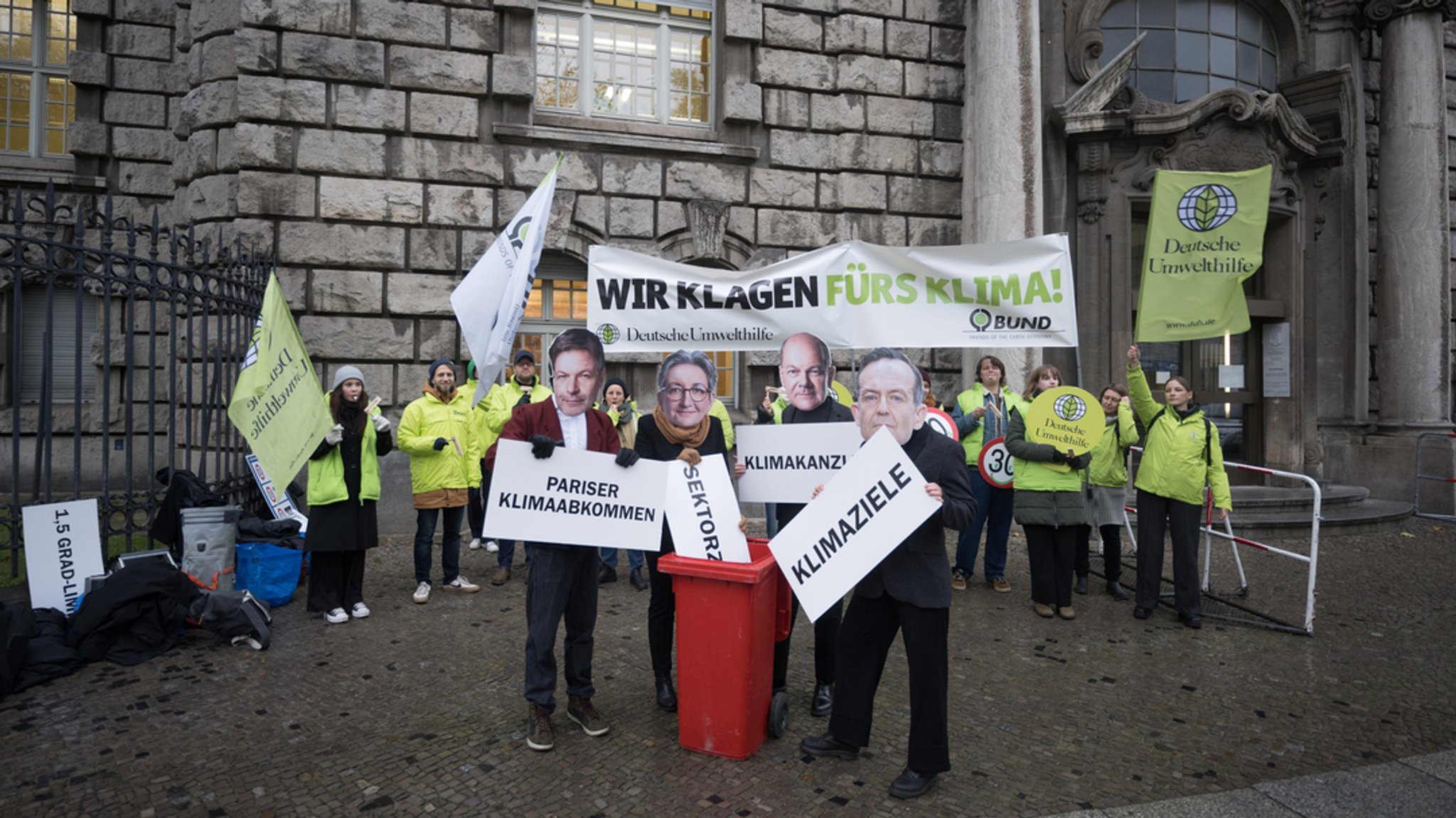 Aktivisten mit Masken von Wirtschaftsminister Habeck (l-r), Bauministerin Geywitz, Bundeskanzler Scholz und Verkehrsminister Wissing protestierten vor dem Oberverwaltungsgericht Berlin. (Archivbild vom 23.11.23)