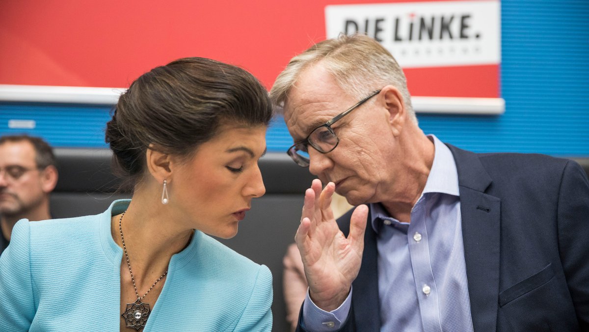 Archivbild (12.11.2019): Sahra Wagenknecht und Dietmar Bartsch vor dem Beginn einer Fraktionssitzung im Bundestag.