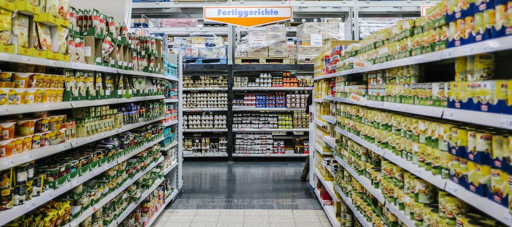 Fertiggerichte in einem Supermarkt. Wie schädlich sind hochverarbeitete Lebensmittel wie Tiefkühlpizza und Tütensuppe?