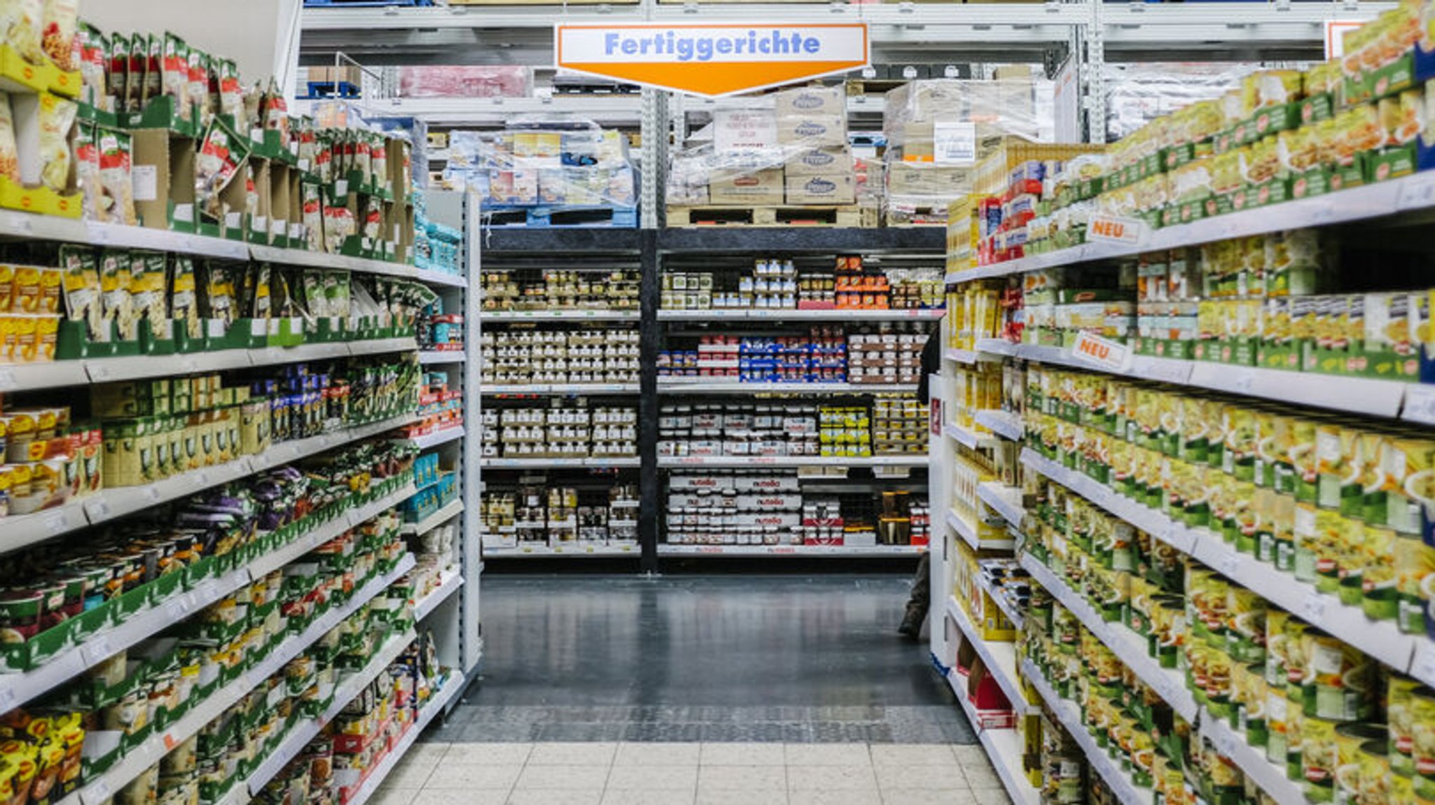 Fertiggerichte in einem Supermarkt. Wie schädlich sind hochverarbeitete Lebensmittel wie Tiefkühlpizza und Tütensuppe?