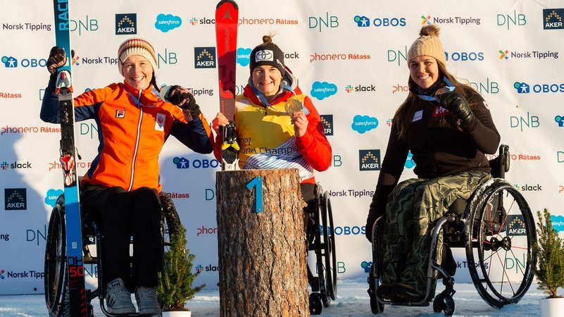 Anna-Lena Forster (Mitte) gewinnt WM-Gold mit dem Monoski