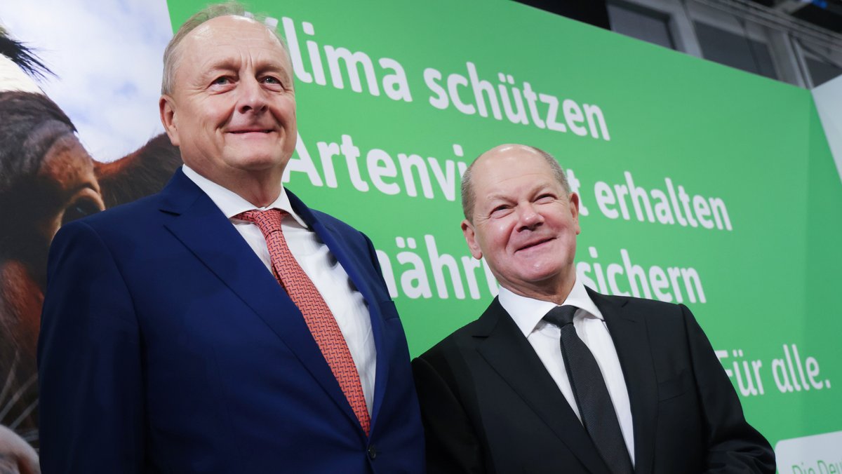 Bundeskanzler Olaf Scholz mit Bauernverbandspräsident Joachim Rukwied auf der Grünen Woche