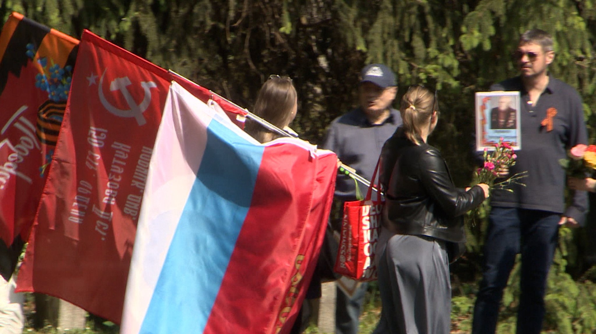 Russische Fahnen auf dem Südfriedhof Nürnberg | Bild: BR 2026 Russische Fahnen auf dem Südfriedhof Nürnberg