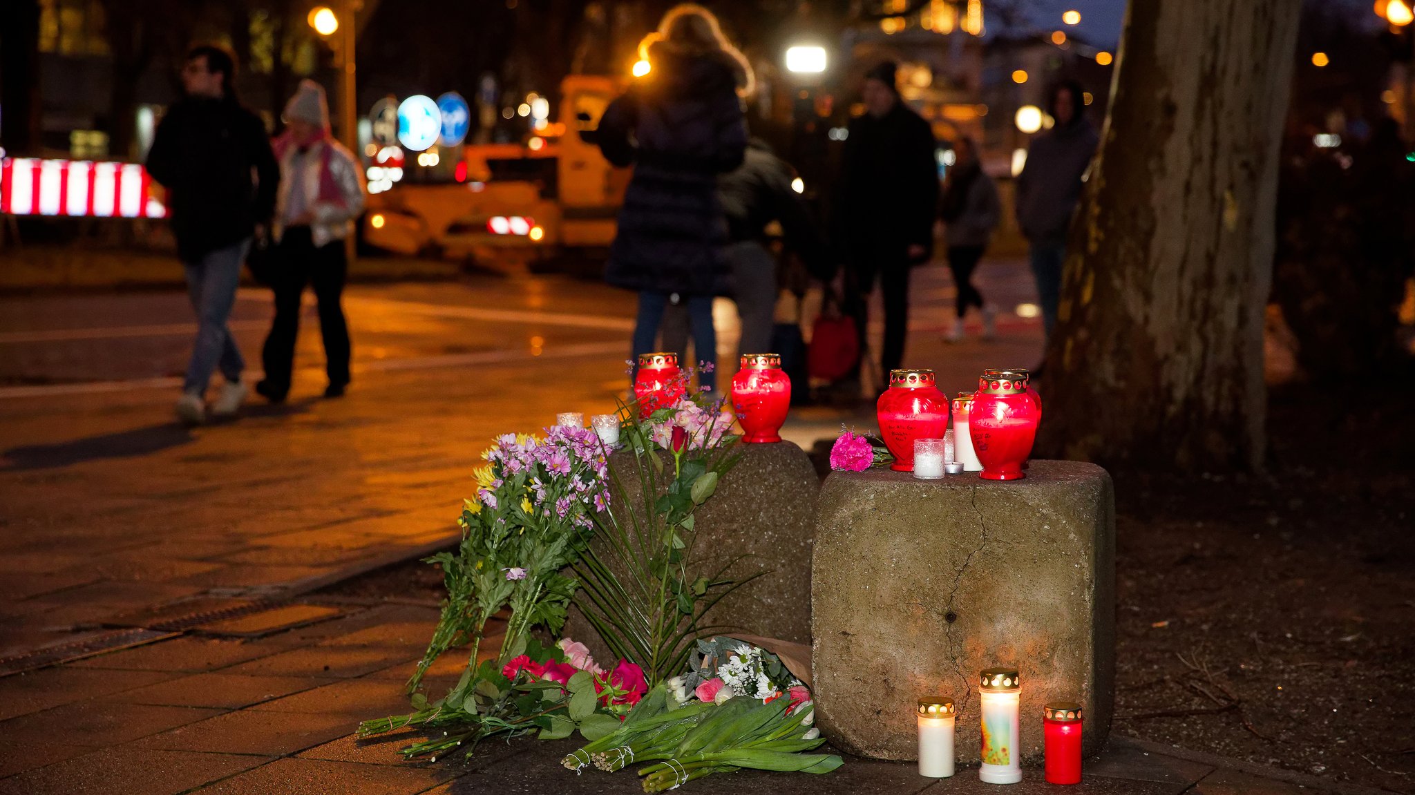 Blumen und Kerzen sind in der Münchner Innenstadt an der Stelle zu sehen, an der ein Auto in einen Demonstrationszug gefahren ist. Mehrere Menschen wurden zum Teil schwerst verletzt.