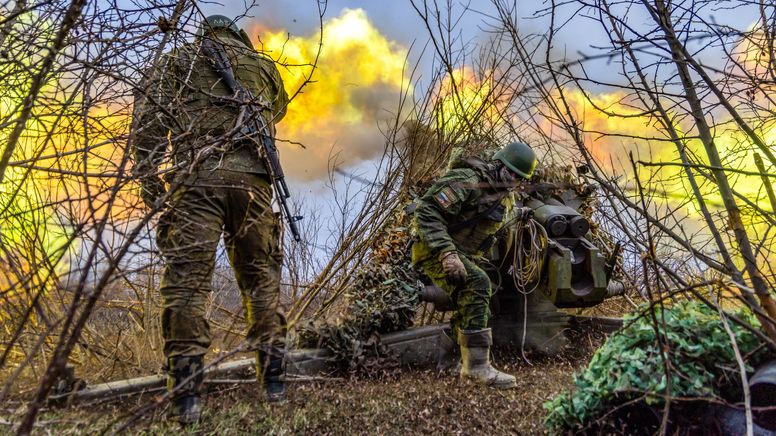 Artilleristen feuern Geschoss ab | Bild:Aexlej Konowalow/Picture Alliance