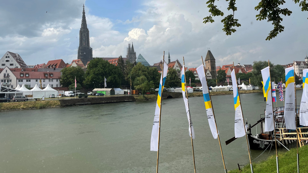 Friedensfahnen am Donauufer - Bis zum 10. Juli findet in Ulm und Neu-Ulm das Internationale Donaufest statt.