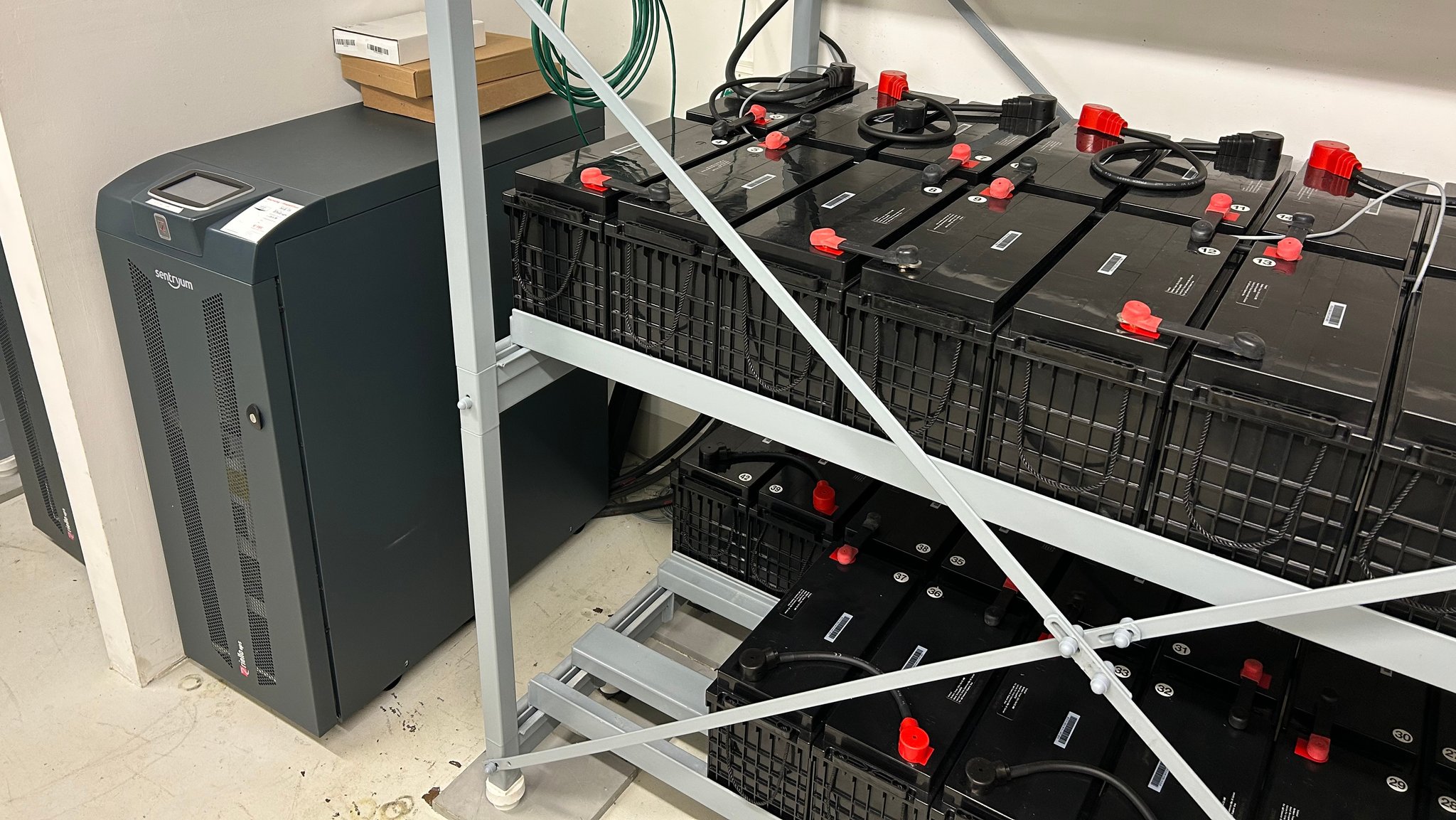 In einem Regal sind schwarze Batterien aneinandergereiht. 