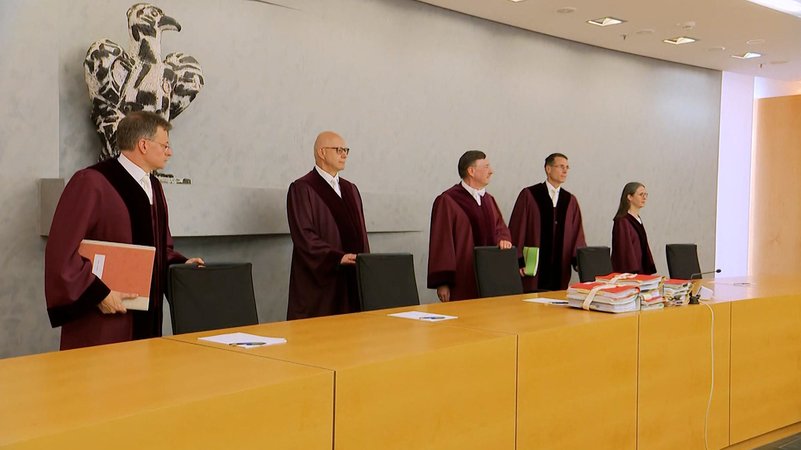 Seit vielen Jahren streiten Sparkassen und Volksbanken mit Kunden um die Zinsen beim Prämiensparen. Heute hat der Bundesgerichtshof nun ein Machtwort gesprochen. | Bild: Bayerischer Rundfunk 2024 Seit vielen Jahren streiten Sparkassen und Volksbanken mit Kunden um die Zinsen beim Prämiensparen. Heute hat der Bundesgerichtshof nun ein Machtwort gesprochen.