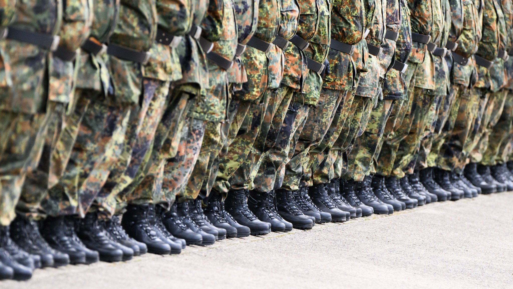 ARCHIV - 25.09.2025, Niedersachsen, Hannover: Soldaten stehen in der Hauptfeldwebel-Lagenstein-Kaserne beim feierlichen Appell zur Übergabe des Landeskommandos Niedersachsen von Oberst Waldau an Oberst i.G. Wachter. (zu dpa: «Soest soll Ausbildungsstandort der Bundeswehr werden») Foto: Julian Stratenschulte/dpa +++ dpa-Bildfunk +++ | Bild: dpa-Bildfunk/Julian Stratenschulte ARCHIV - 25.09.2025, Niedersachsen, Hannover: Soldaten stehen in der Hauptfeldwebel-Lagenstein-Kaserne beim feierlichen Appell zur Übergabe des Landeskommandos Niedersachsen von Oberst Waldau an Oberst i.G. Wachter. (zu dpa: «Soest soll Ausbildungsstandort der Bundeswehr werden») Foto: Julian Stratenschulte/dpa +++ dpa-Bildfunk +++